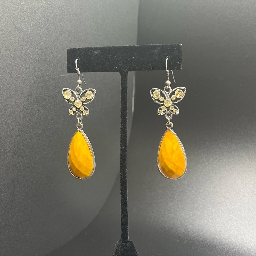 Vintage butterfly-motif teardrop earrings with a yellow acrylic stone,